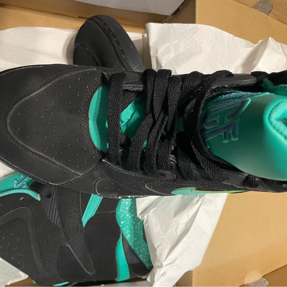 Nike shoes costs a lot loook it up - Picture 2 of 7